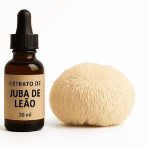 Frasco âmbar de 30 ml de extrato de Juba-de-Leão (Lion’s Mane) ao lado do cogumelo inteiro em fundo branco; suplemento que promove foco, memória e saúde intestinal.